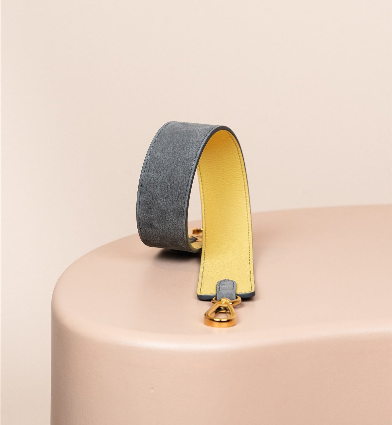 Poignée, Gris Nubuck et Mimosa