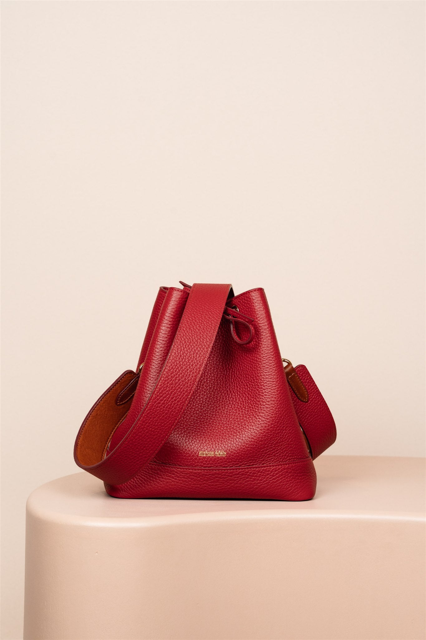 Cléome Rouge Bisous, Bandoulière Large Rouge Bisous et Camel