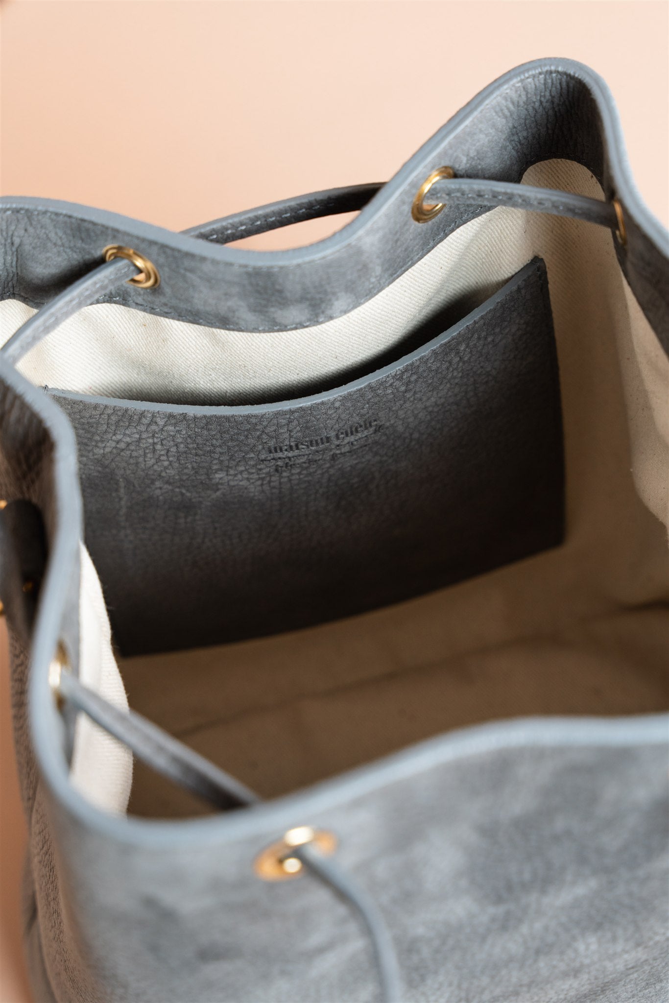 Cléome Nubuck Grey, Nubuck Grey and Mimosa Handle