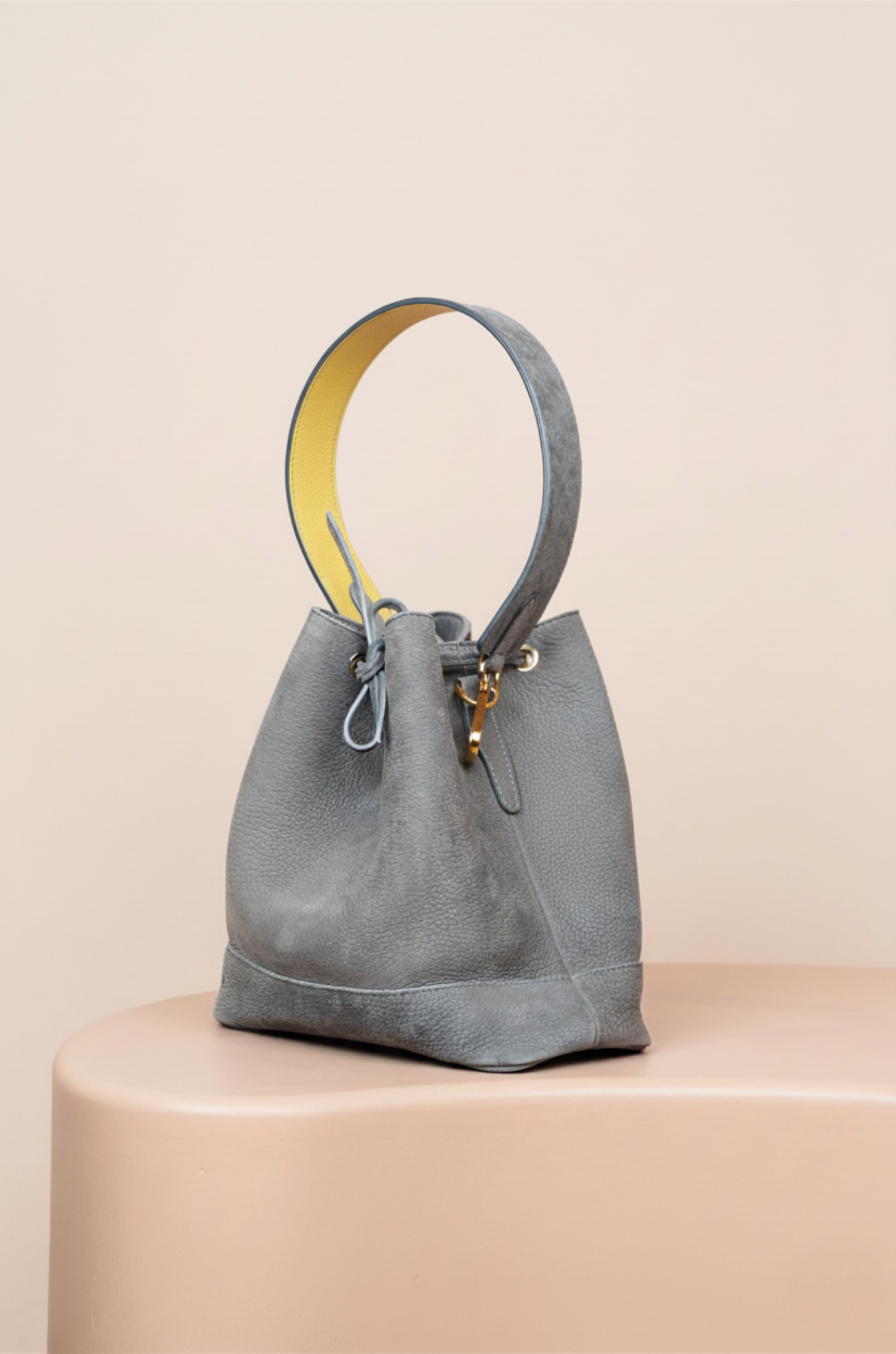 Cléome Gris Nubuck, Poignée Gris Nubuck et Mimosa