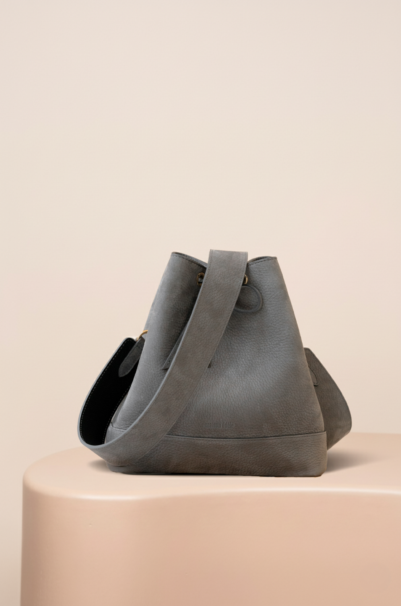 Cléome Gris Nubuck, Bandoulière Large Gris Nubuck et Noir Caviar