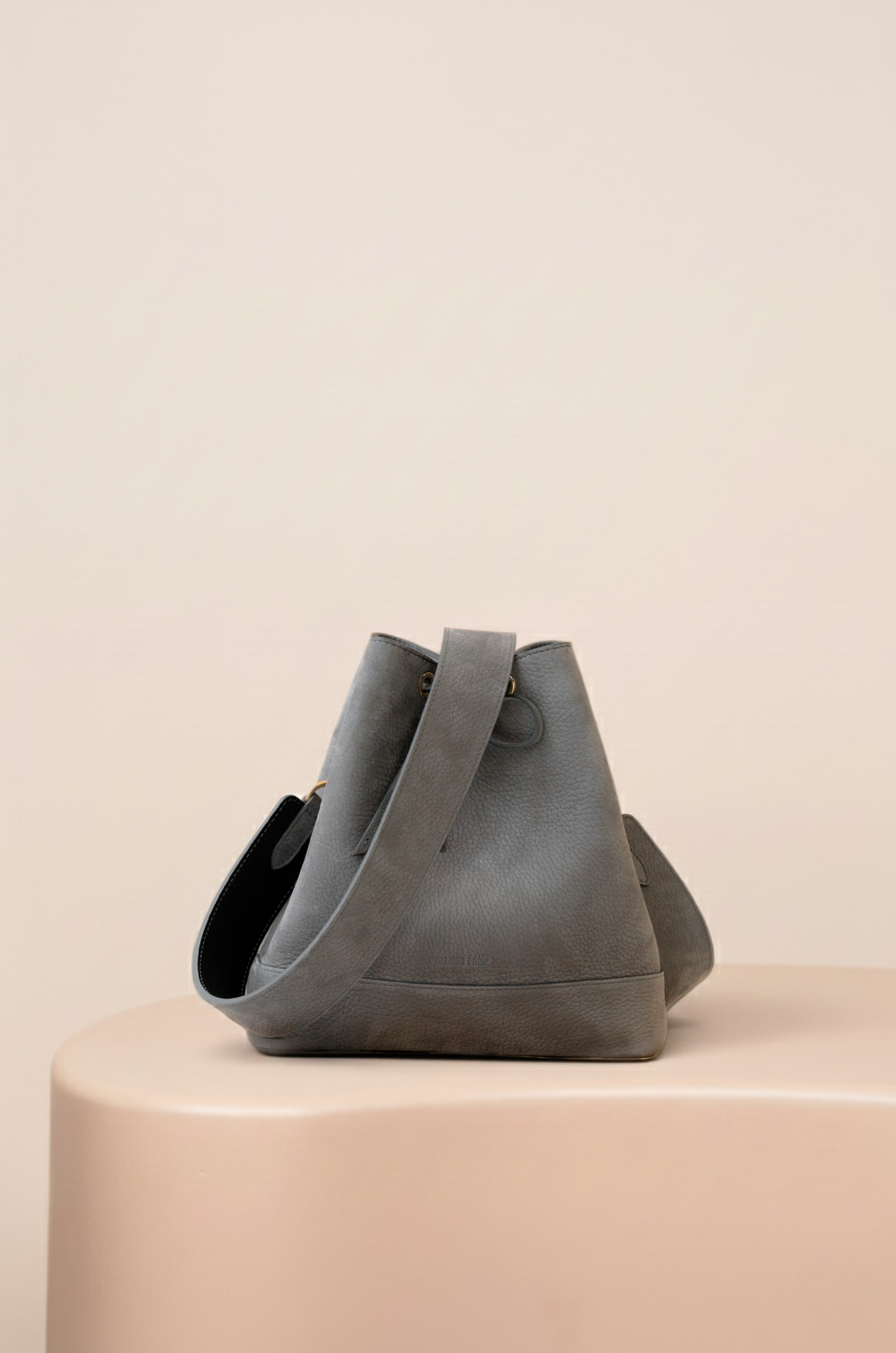 Cléome Gris Nubuck, Bandoulière Large Gris Nubuck et Noir Caviar