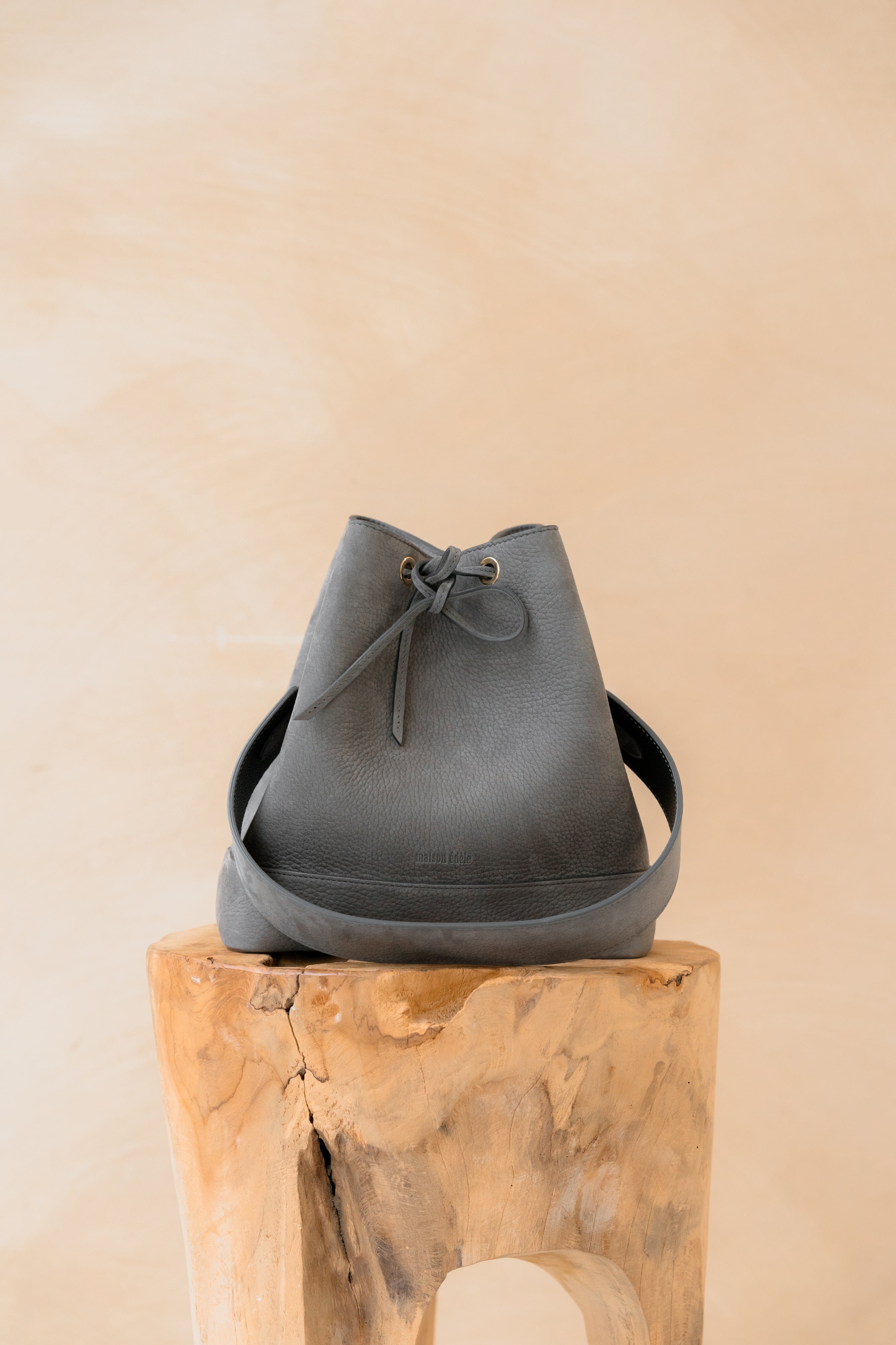 Cléome Gris Nubuck, Poignée Gris Nubuck et Noir Caviar