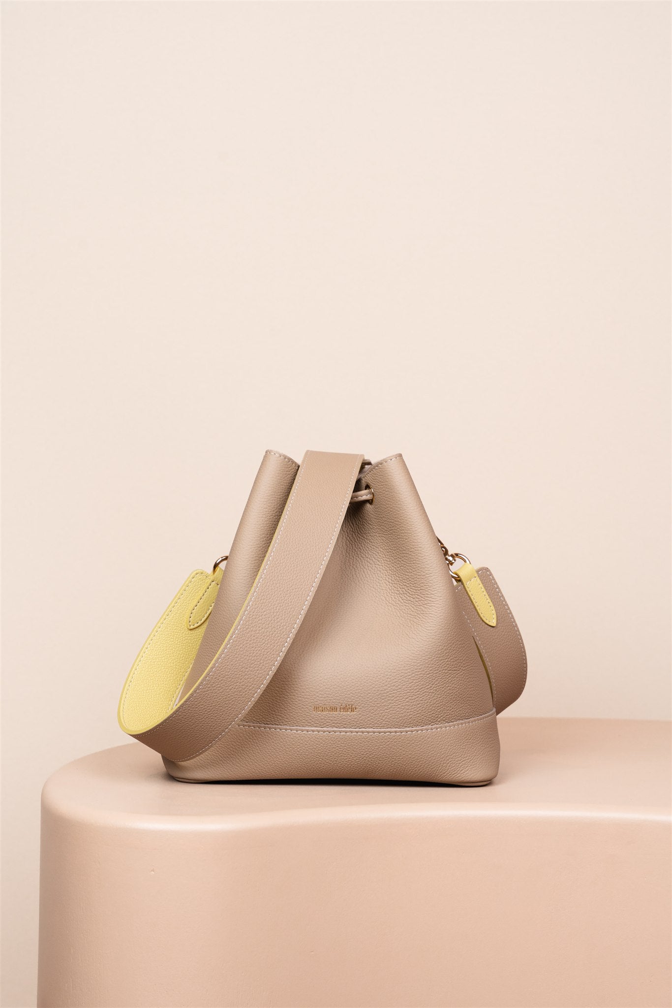Cléome Mocha Glacé, Bandoulière Large Mocha Glacé et Mimosa