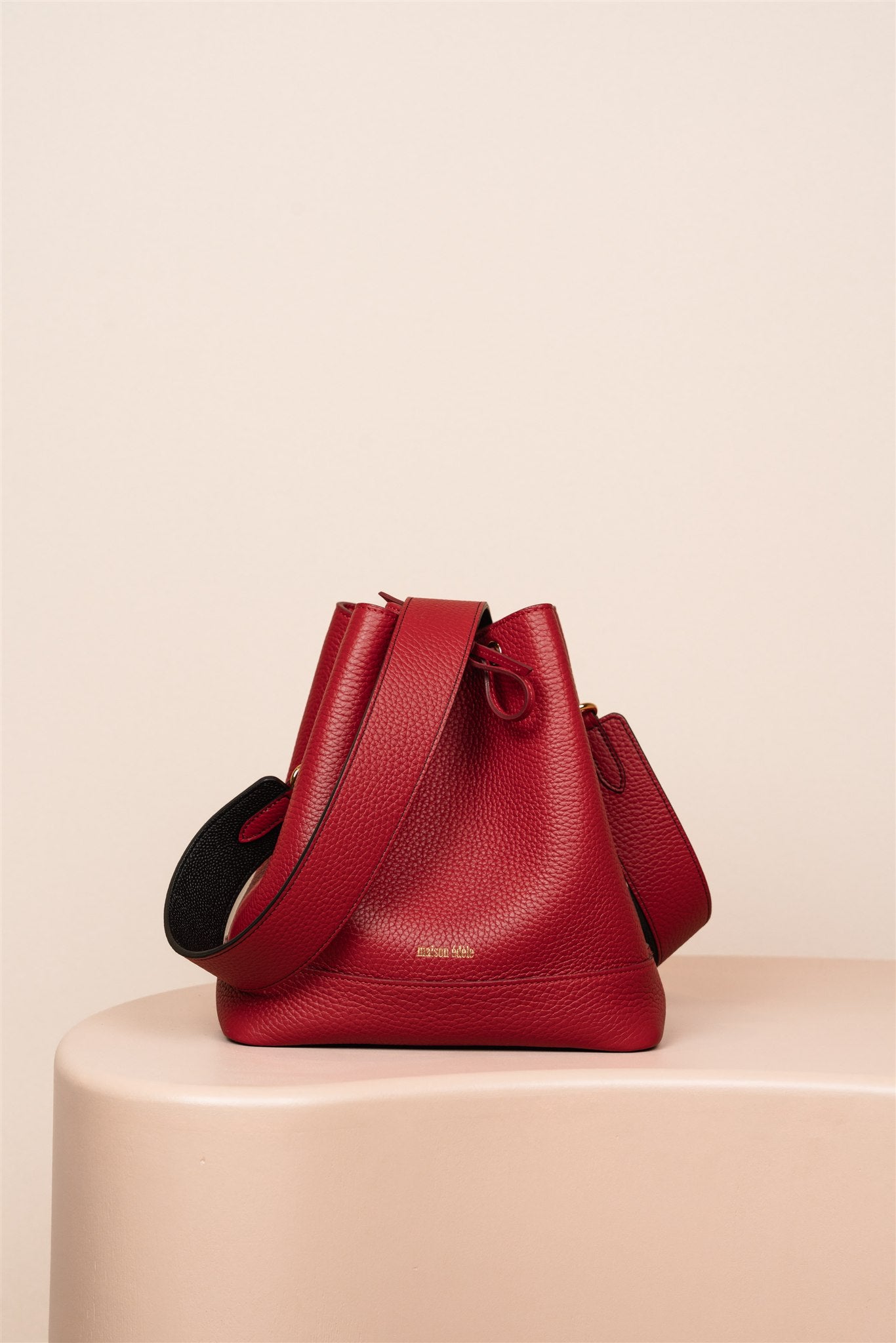 Cléome Rouge Bisous, Bandoulière Large Rouge Bisous et Noir Caviar