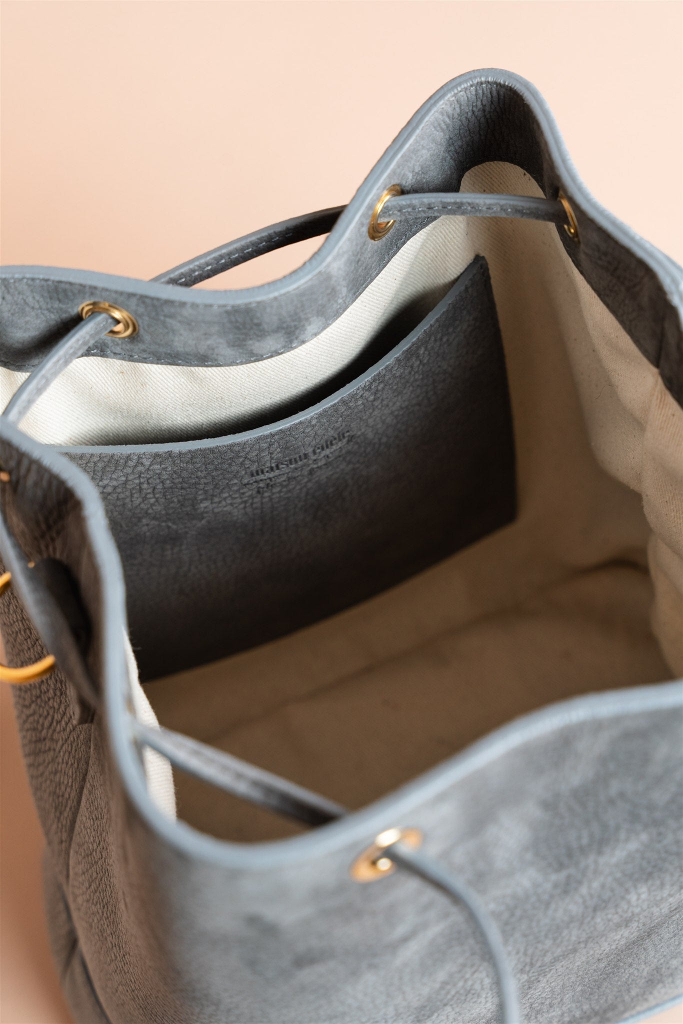 Cléome Gris Nubuck, Poignée Gris Nubuck et Mimosa